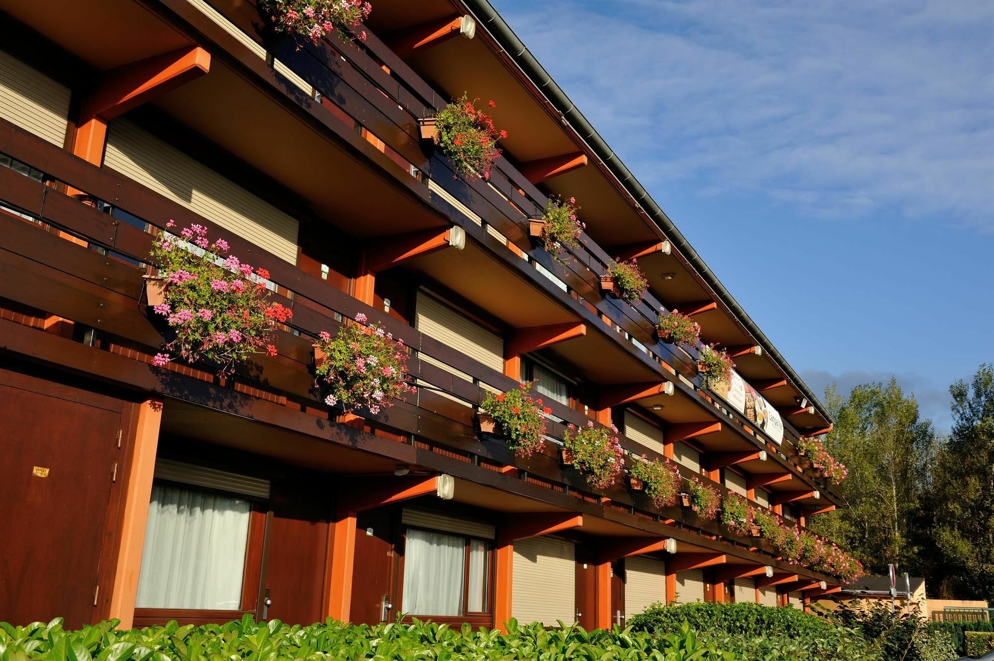 Campanile Saint-Etienne Est- Saint-Chamond Hotel Exterior foto